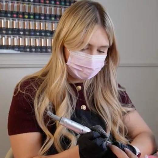 Nail tech en pleine pose dans un studio